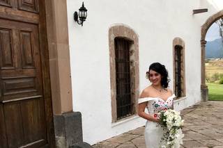 novia con vestido bordado de corte sirena