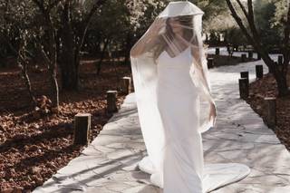 Vestido de novia para boda civil con sombrero