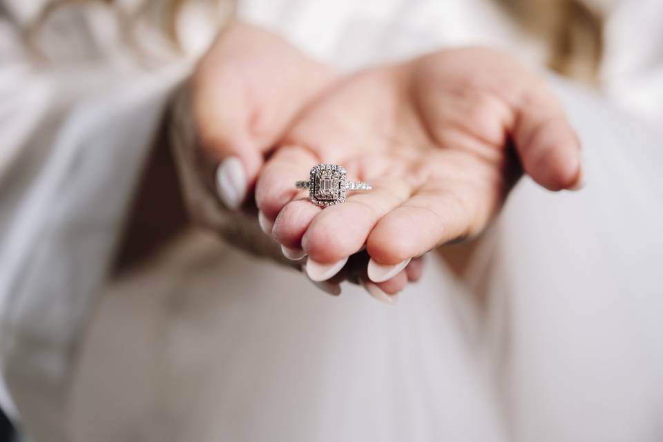 Cuándo quitarte el anillo de compromiso o matrimonio y las supersticiones de anillos de compromiso