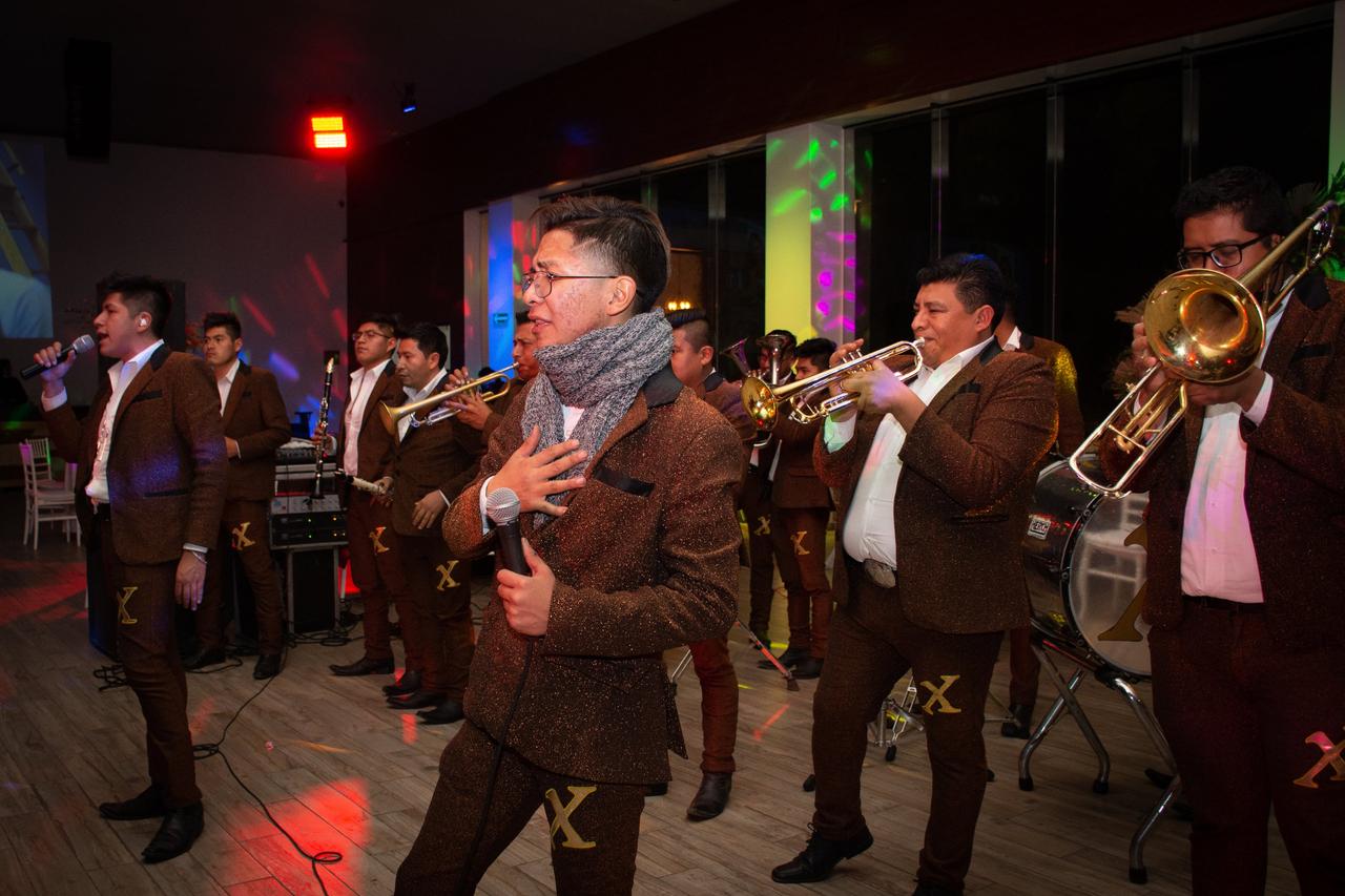Grupo de banda mexicana cantando la boda del huitlacoche en un evento
