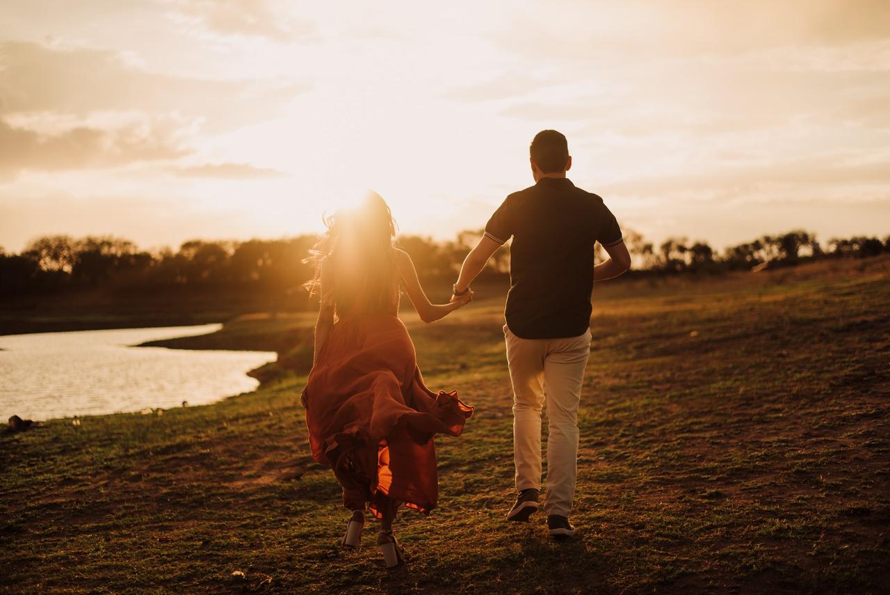 sesión de fotos de pareja de preboda al aire libre