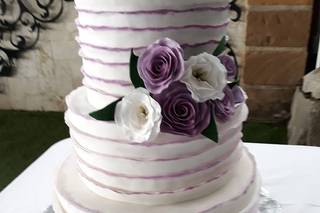 pastel de boda con flores moradas