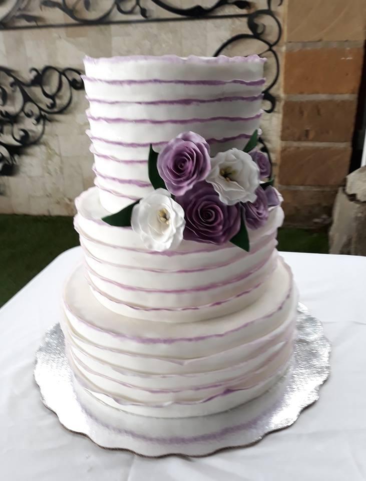 pastel de boda con flores moradas