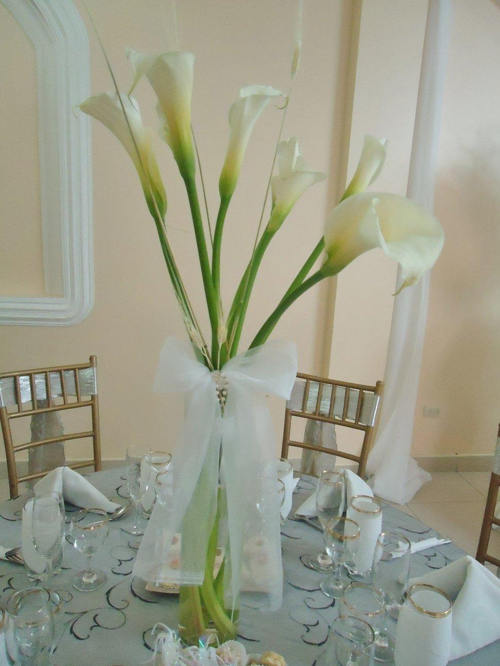 Arreglos florales grandes y elegantes con alcatraces en un jarrrón