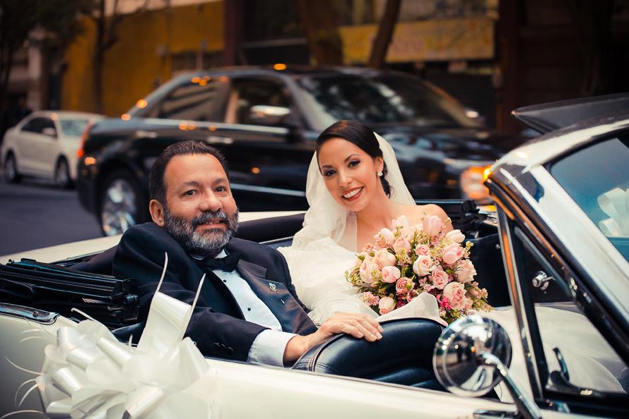 papá e hija en el auto