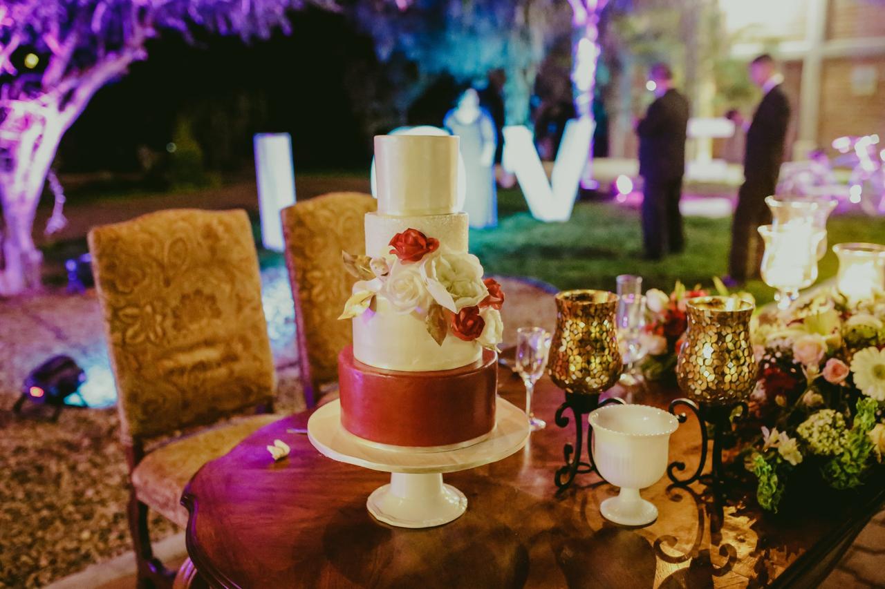 Cómo podrían calcular el tamaño de pastel de boda? 