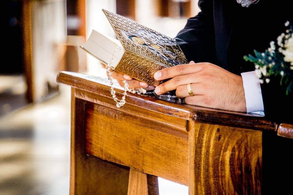 novio sujetando biblia en ceremonia de boda