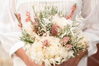 ramo de novia con tallos y flores en colores rosas otoñales