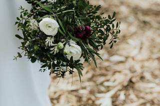 Ramo de novia con follaje verde y rosas blancas