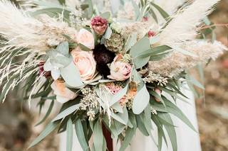 bouquet de novia asimétrico con hierba de la pampa