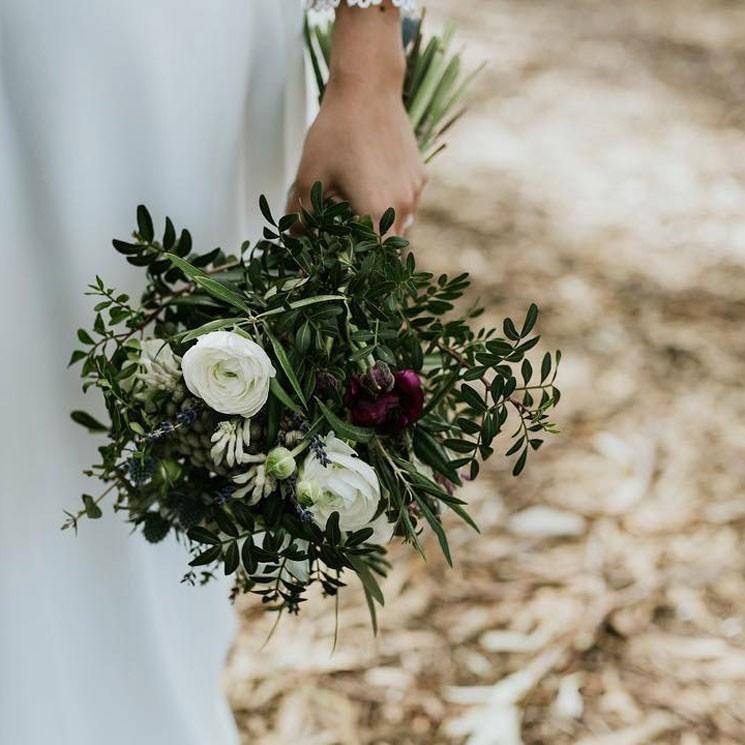 Ramo de novia con follaje verde y rosas blancas