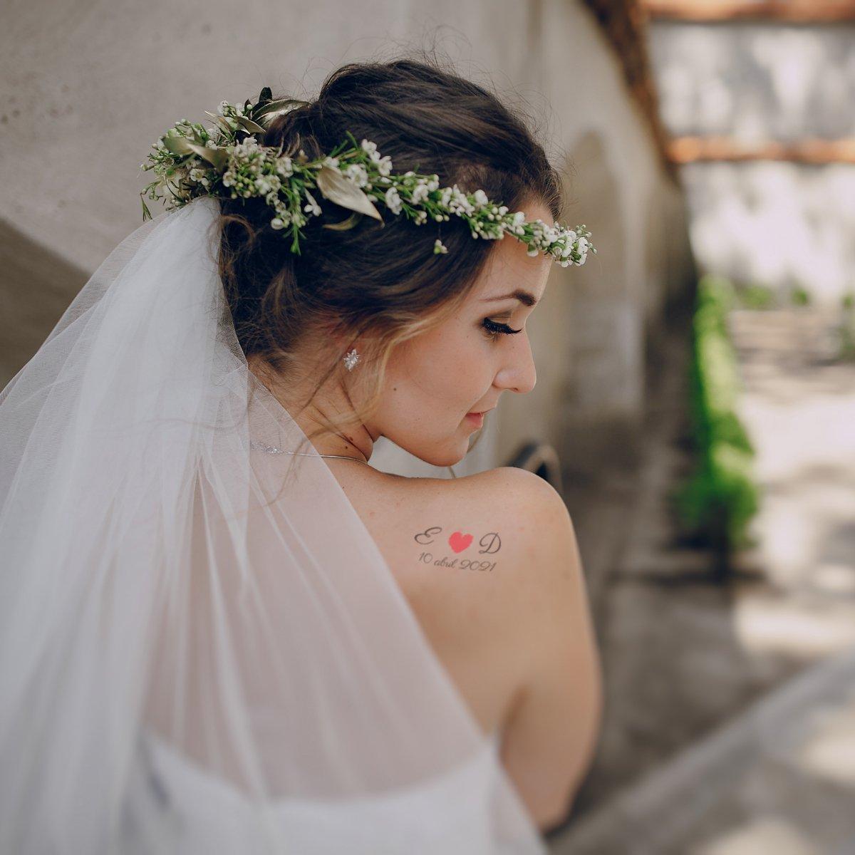 Novia con tatuaje de iniciales y fecha de boda