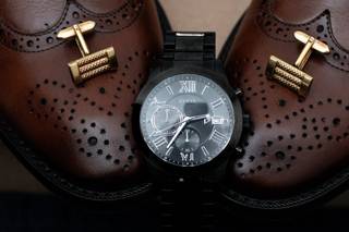 gemelos, reloj y zapatos cafés como como regalo de navidad