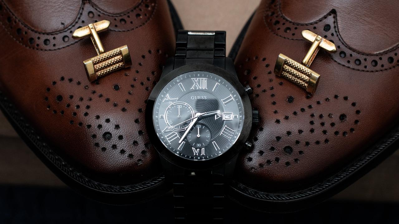 gemelos, reloj y zapatos cafés como como regalo de navidad