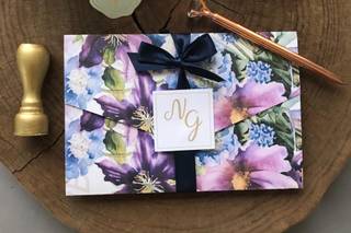 sobre de invitaciones con estampado floral