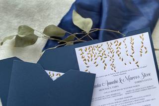 invitación de boda con sobre azul