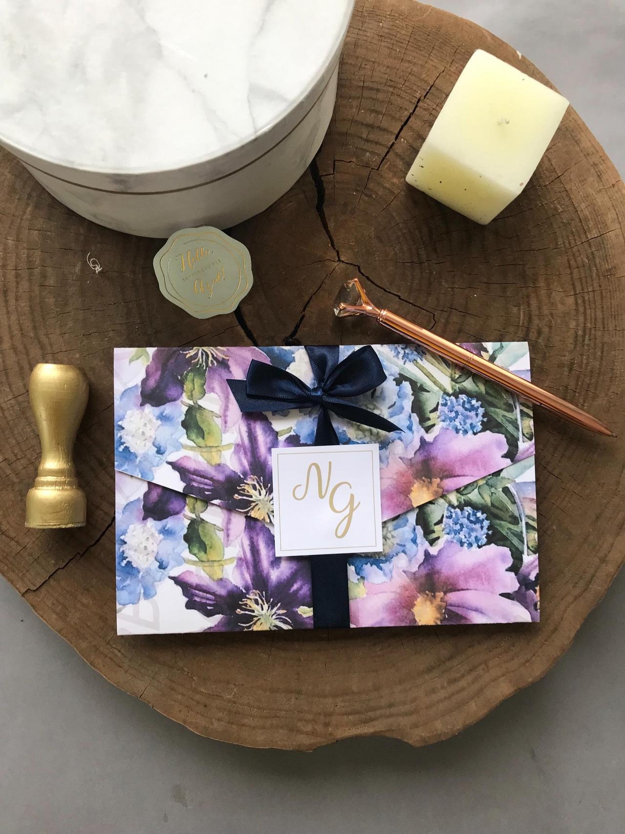 sobre de invitaciones con estampado floral