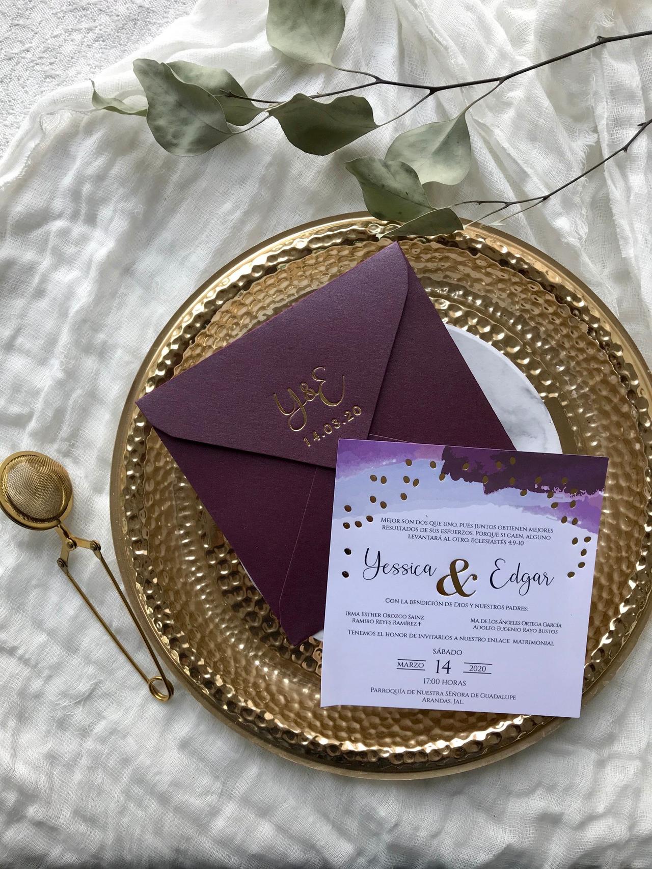 invitación de boda violeta