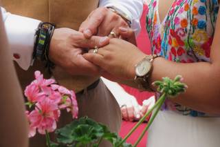 entrega de anillos de boda en la ceremonia