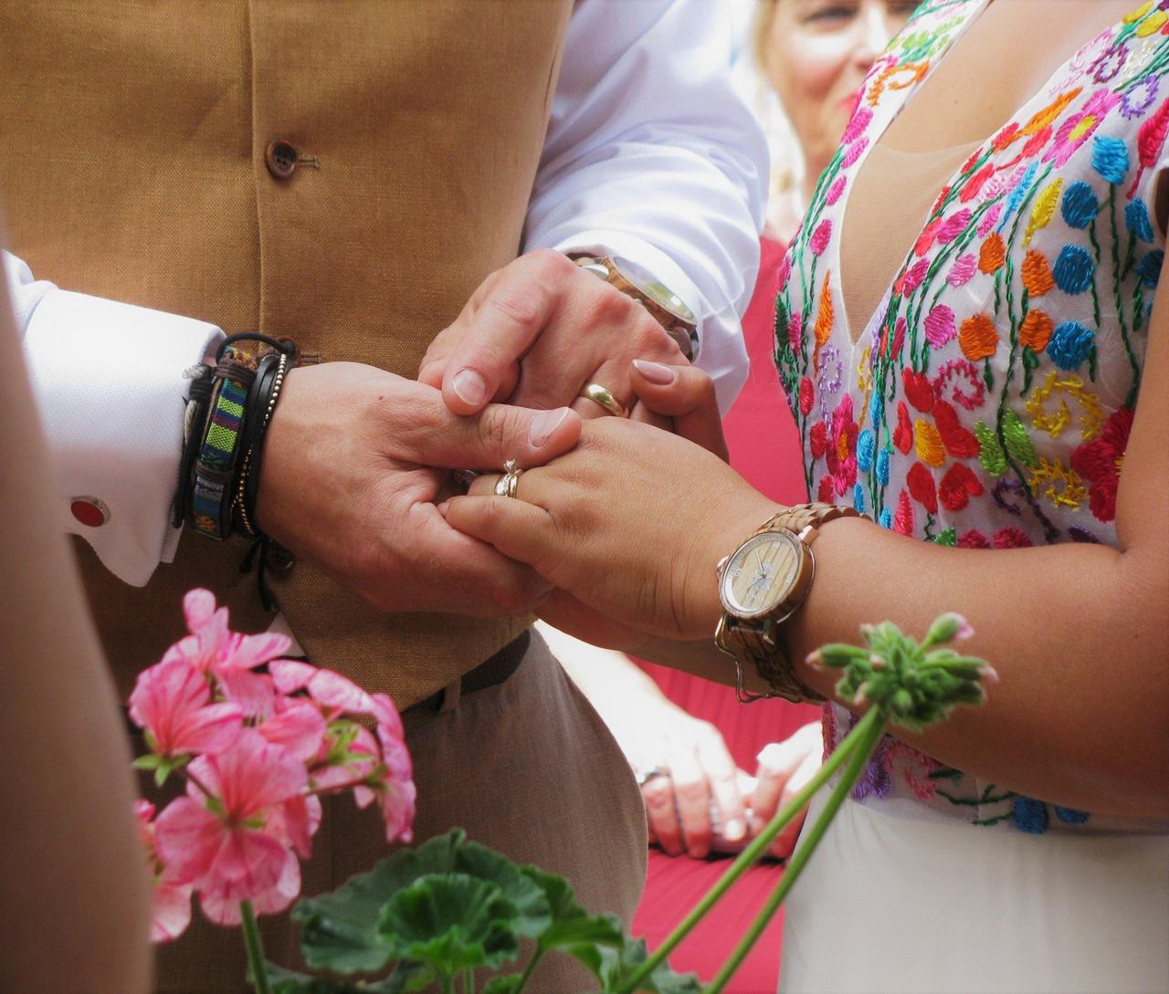 entrega de anillos de boda en la ceremonia