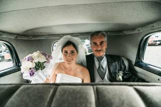 papá y novia en el auto