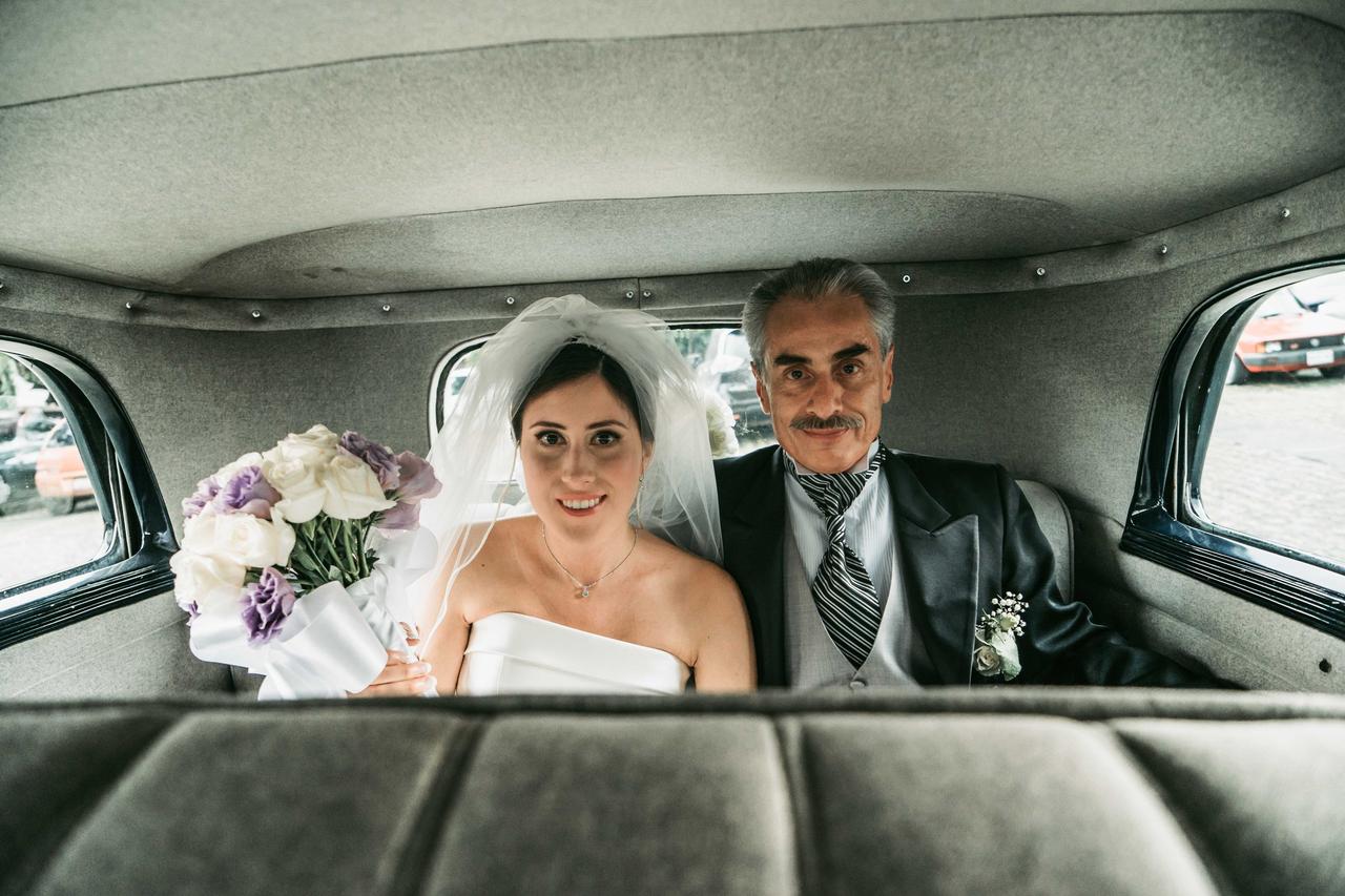 papá y novia en el auto