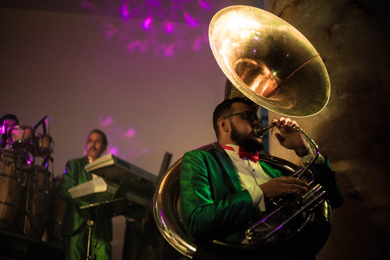 Tocando el trombón, el cual se utiliza también para la boda del huitlacoche