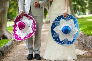 novios con sombreros charros para boda