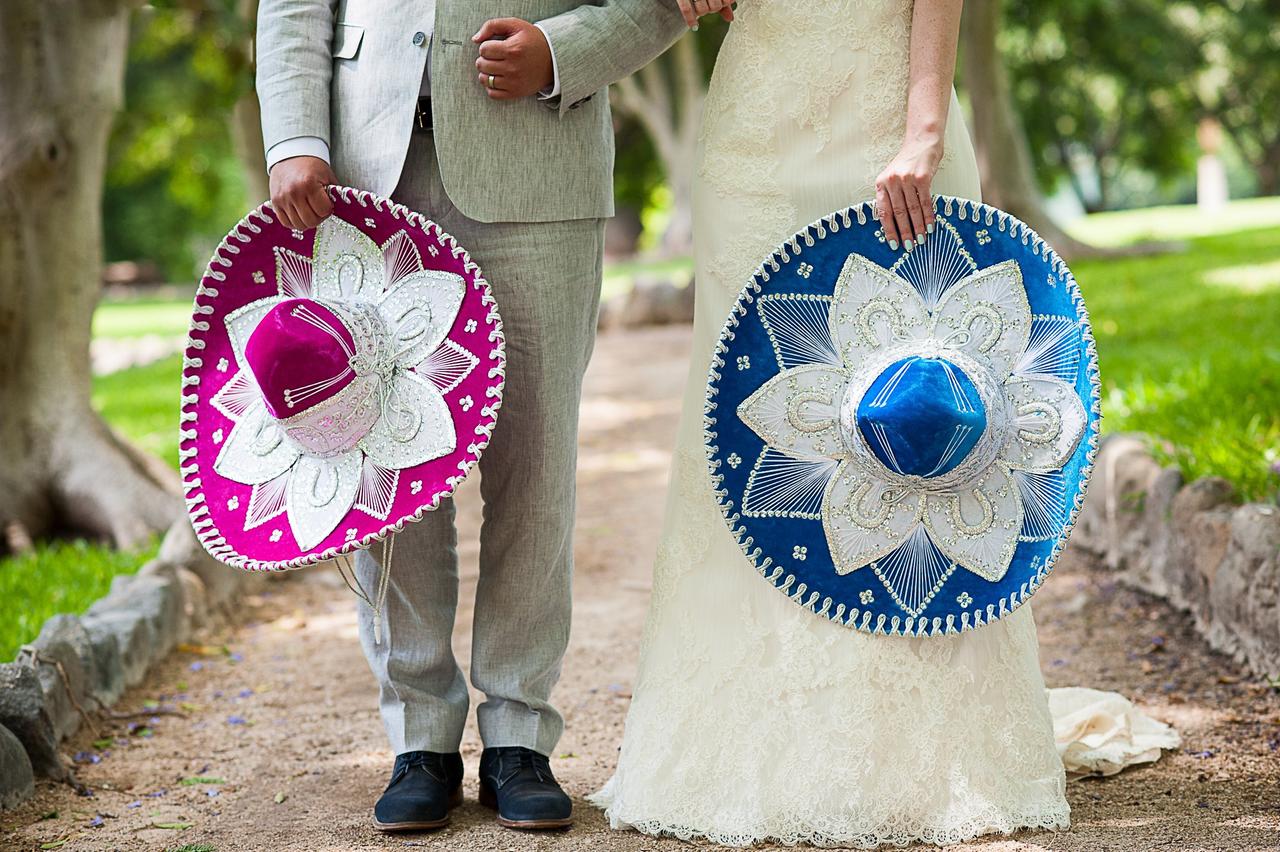 novios con sombreros charros para boda