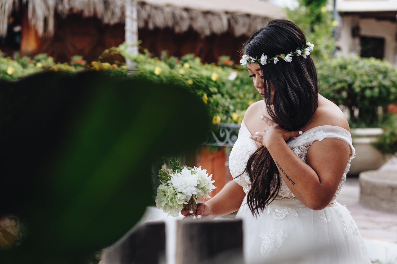 Novia en el altar con su ramo