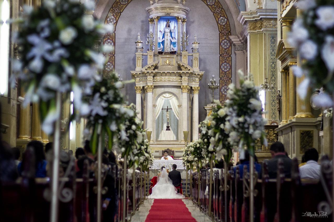 Altar de boda en la iglesia