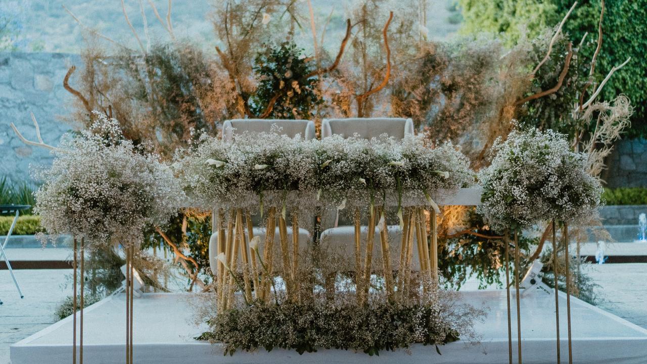 Mesa de novios decorada con flores blancas a cargo de una wedding planner en Bodas.com.mx