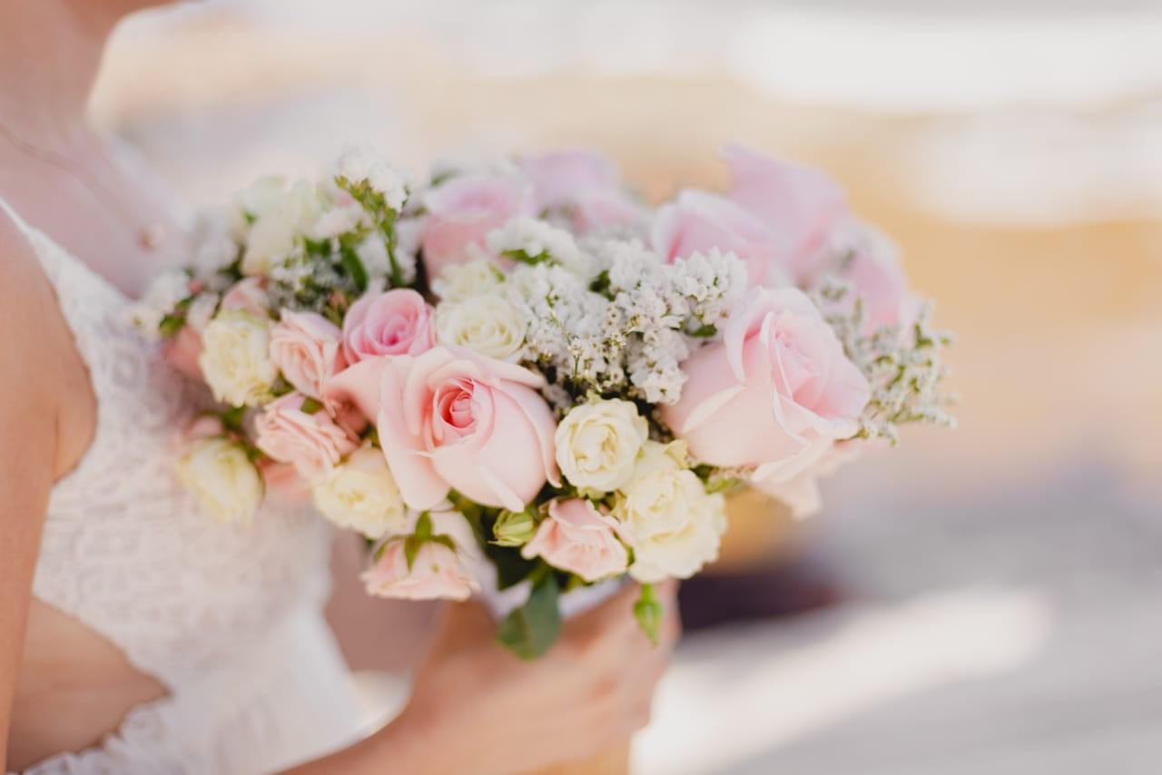 ramo de novia con rosas rosas y nubes blancas