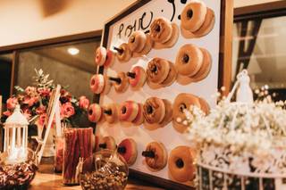 mesa de dulces para boda con pared de donas