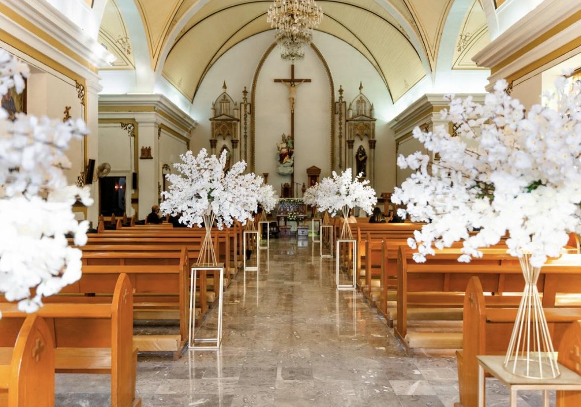 Arreglos florales elegantes para iglesia en color blanco on bases doradas