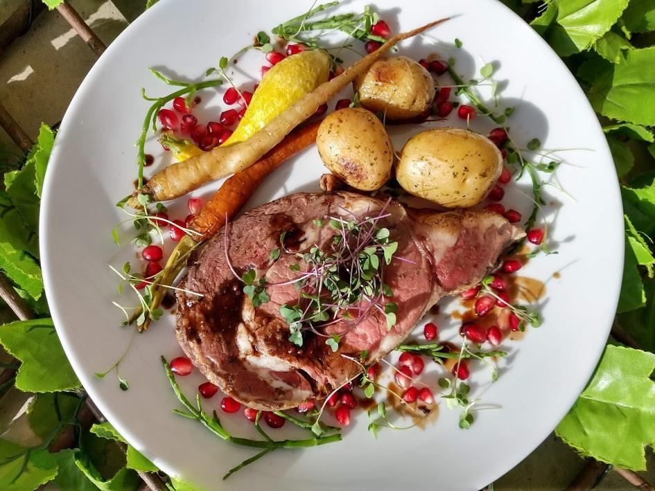 platillo de boda con carne roja y verduras al vapor