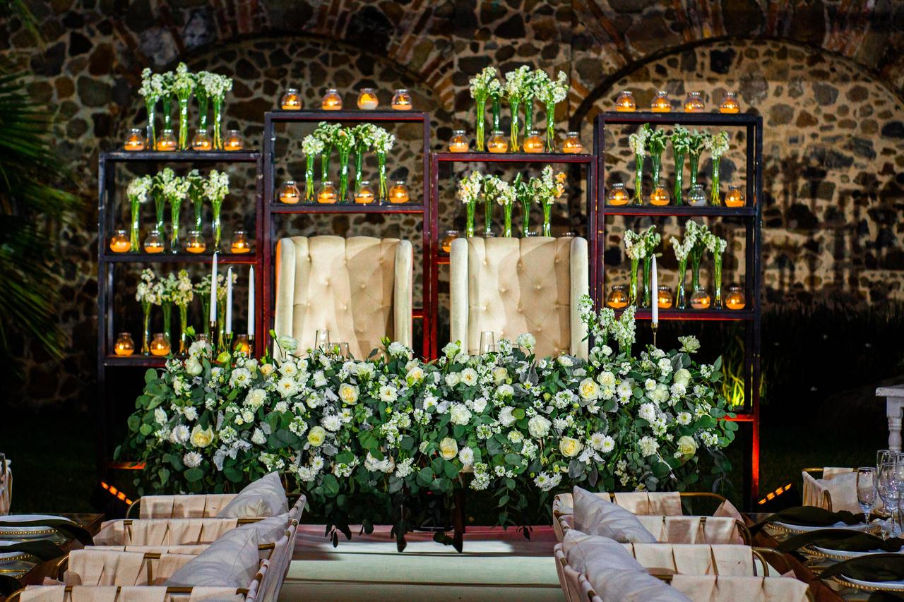 Arreglos de mesa principal para bodas elegantes con camino de flores blancas