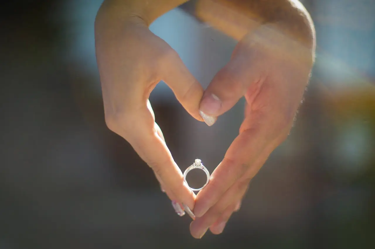 8 trucos para sacar una foto bonita al anillo de compromiso 