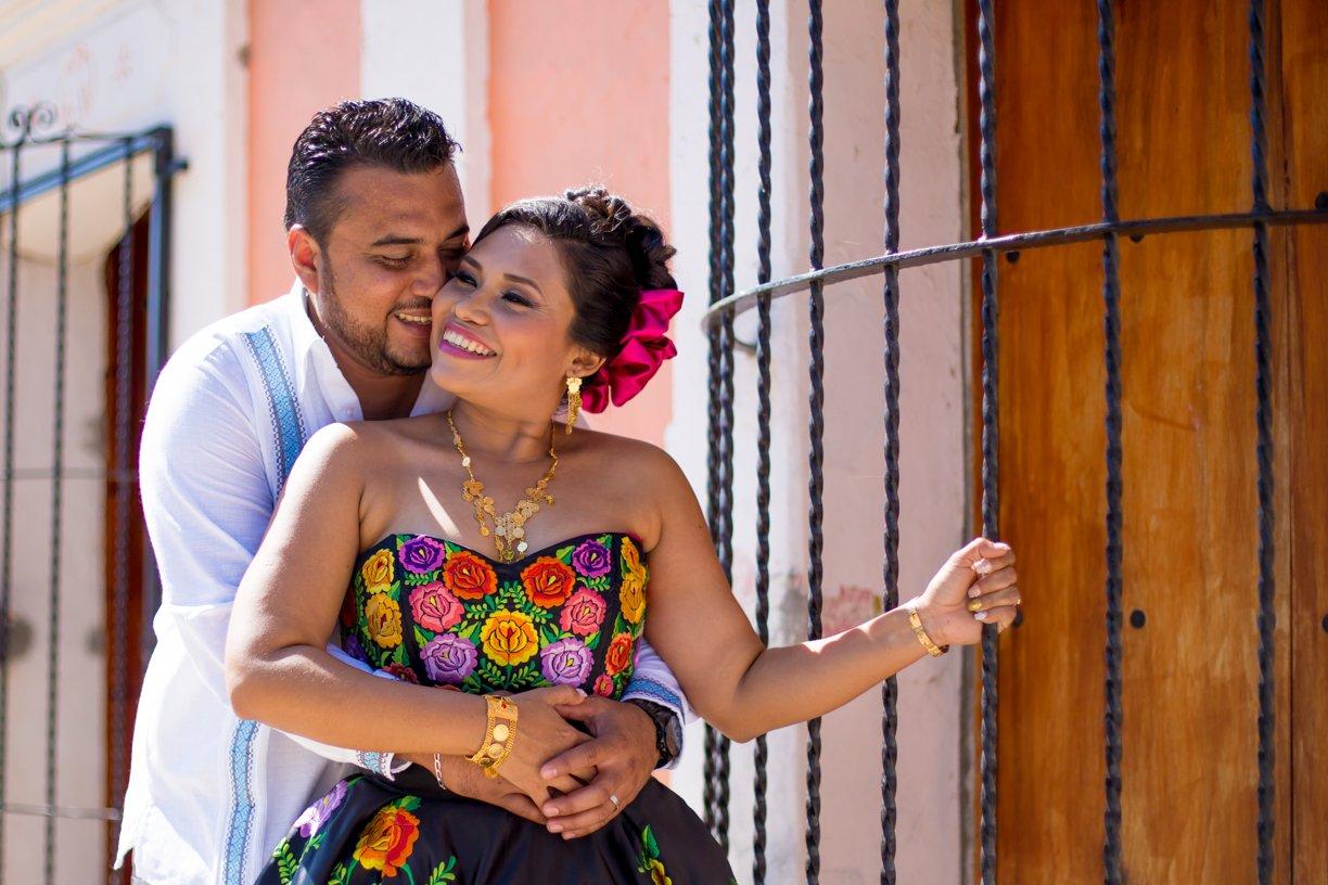 vestido de novia negro con bordados florales y novio con camisa guayabera