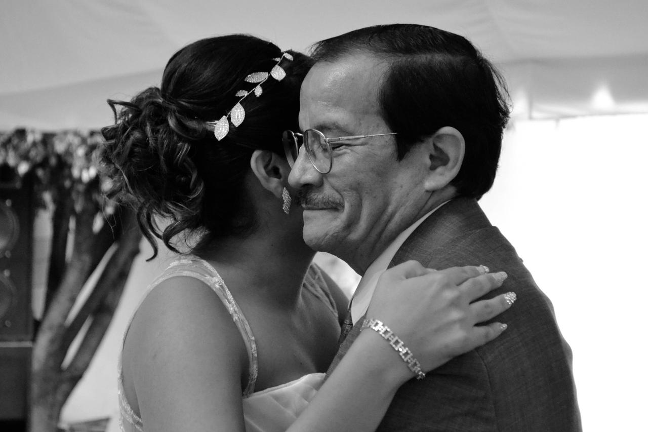 abrazo padre e hija