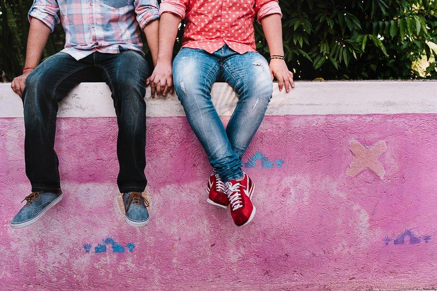 pareja de novios tomados de la mano en sesión preboda