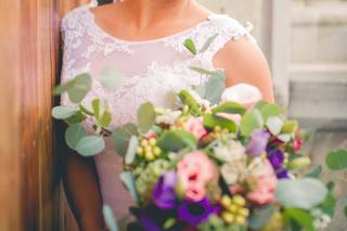 novia en sesión de fotos de posboda con ramo de flores