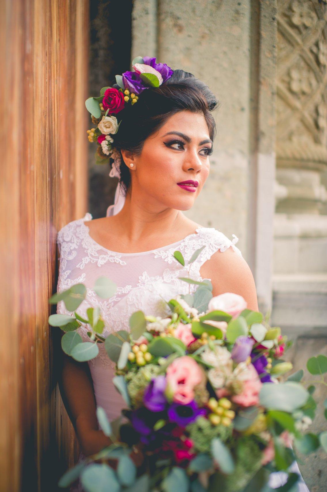 novia en sesión de fotos de posboda con ramo de flores