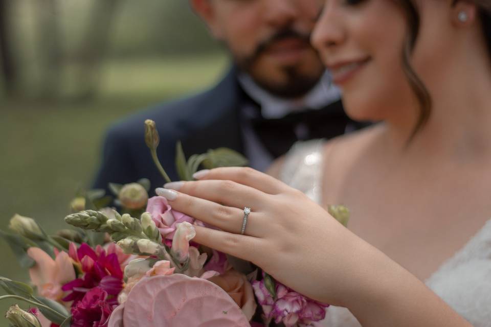En qué mano van los anillos de compromiso y de matrimonio? 