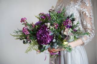 ramo de novia gran con flores moradas