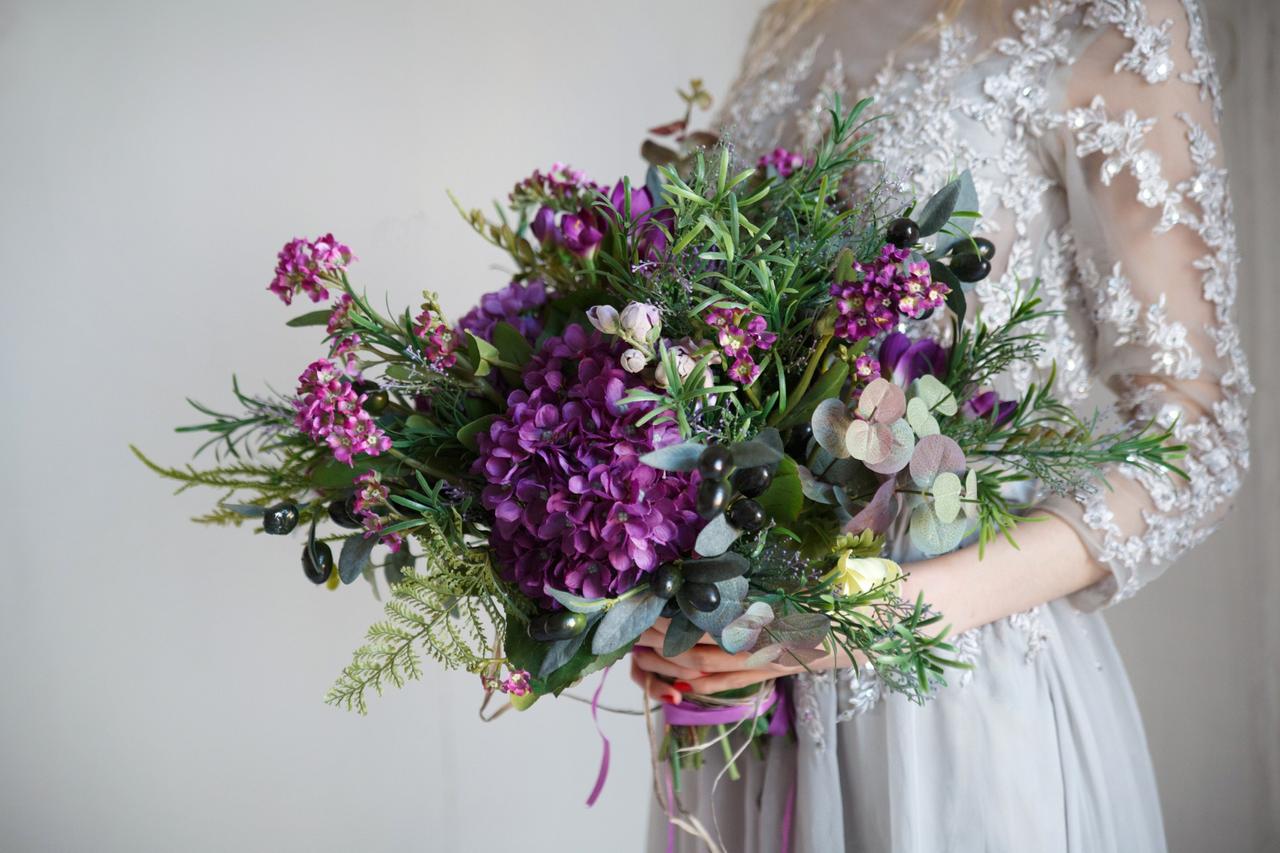 ramo de novia gran con flores moradas