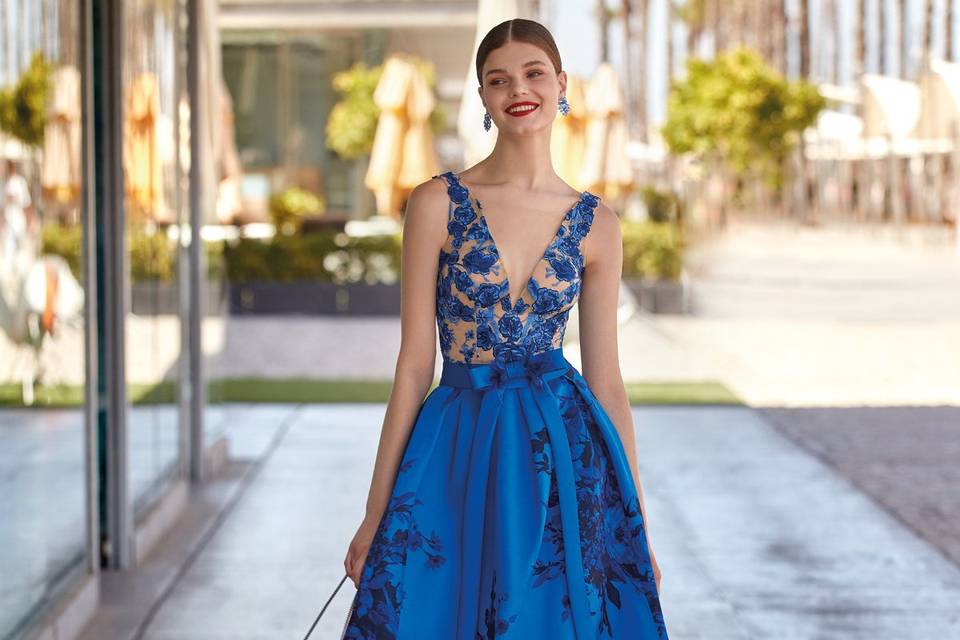 45 vestidos de noche azul para brillar como invitada - bodas.com.mx