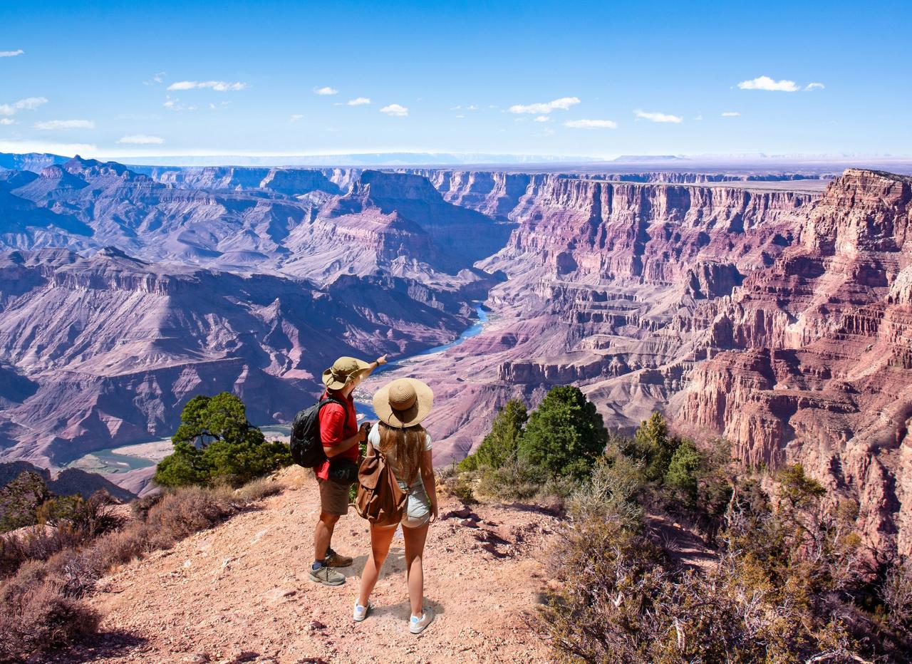 Pareja observando paisaje montañoso