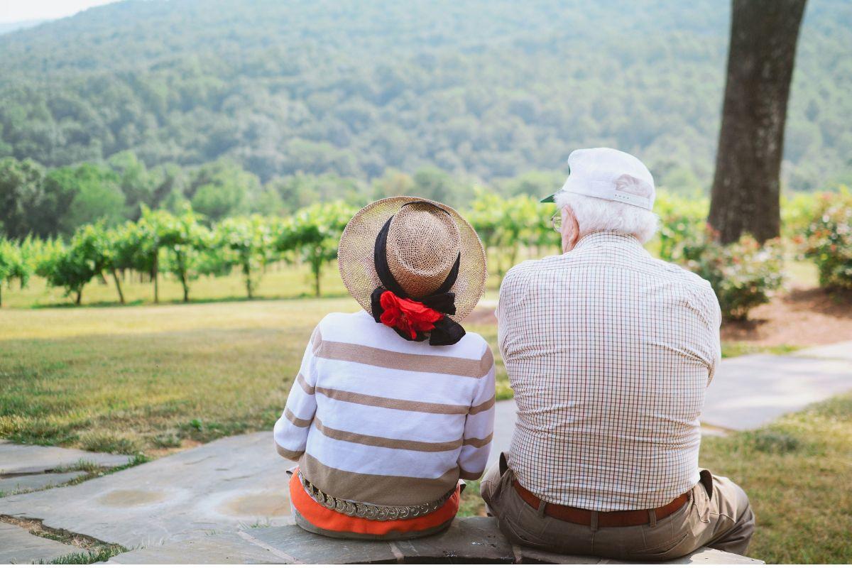 Pareja de abuelos sentados viendo las montañas como regalo de navidad