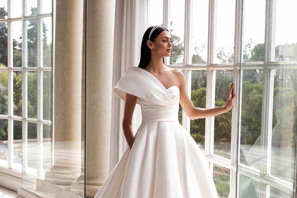 40 vestidos de novia con escote asimétrico llenos de glamur y encanto -  